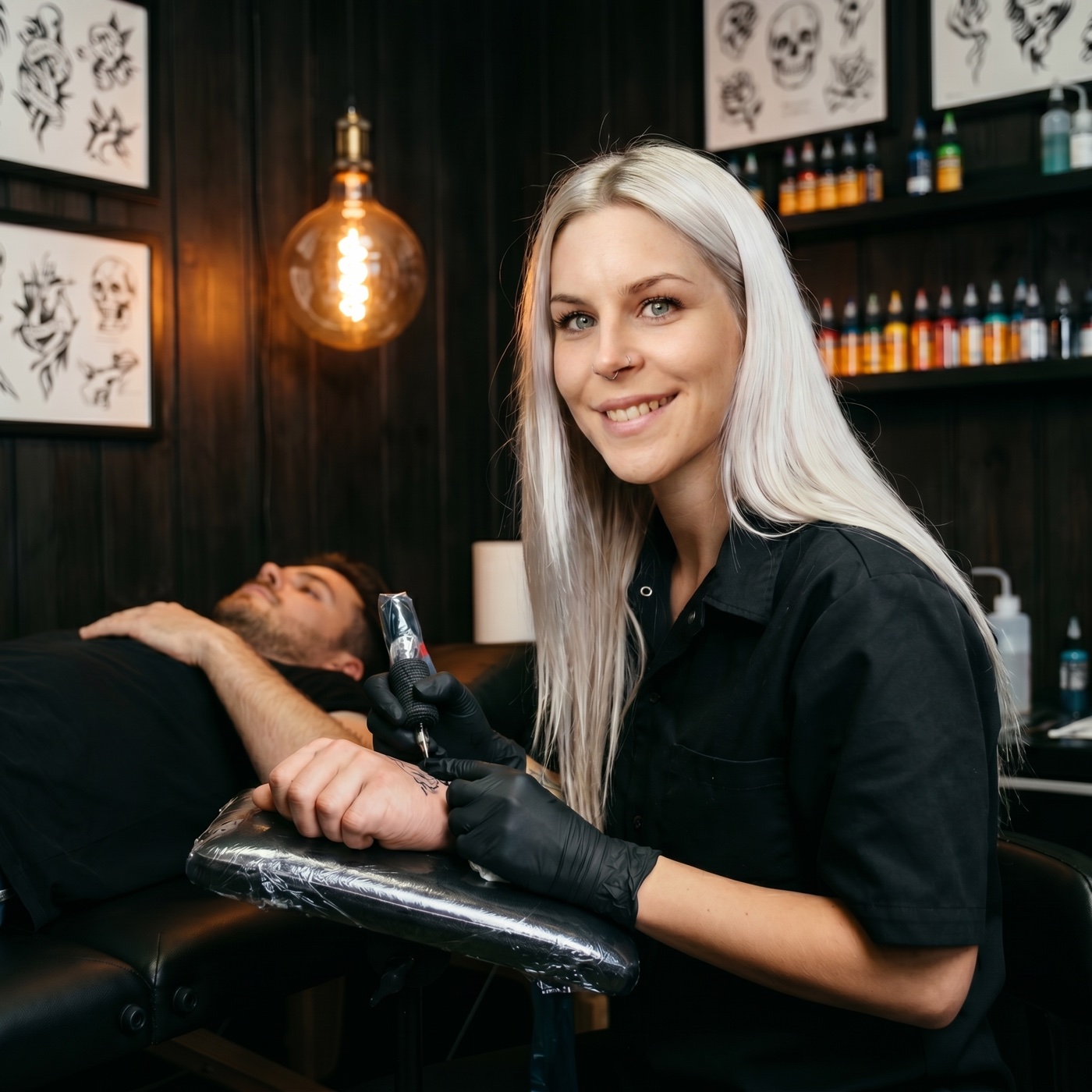 Stefanie Spielberger – Tattoo-Künstlerin bei der Arbeit