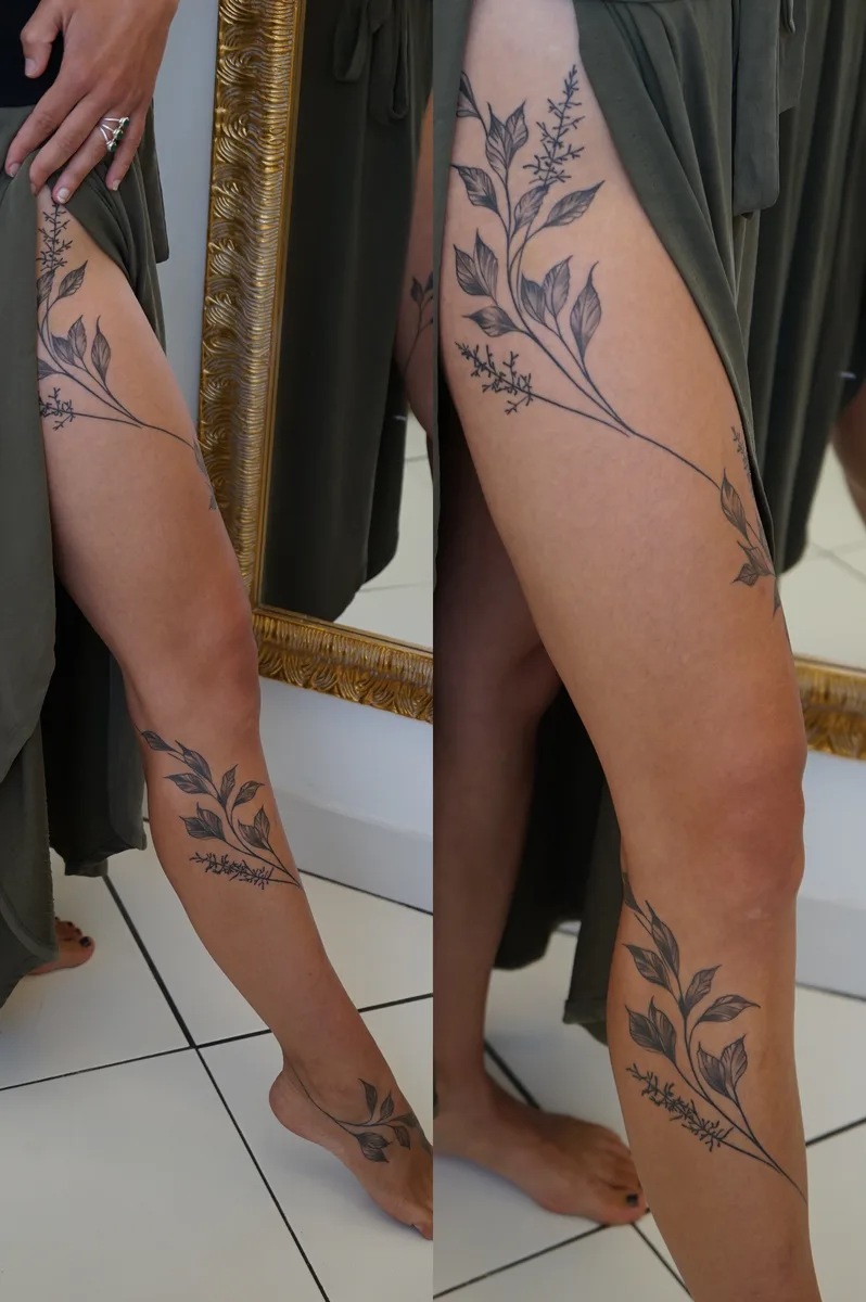 Florales Fine-Line-Tattoo am Bein
