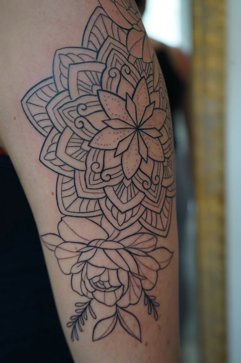Geometrisches Mandala-Tattoo am Oberarm
