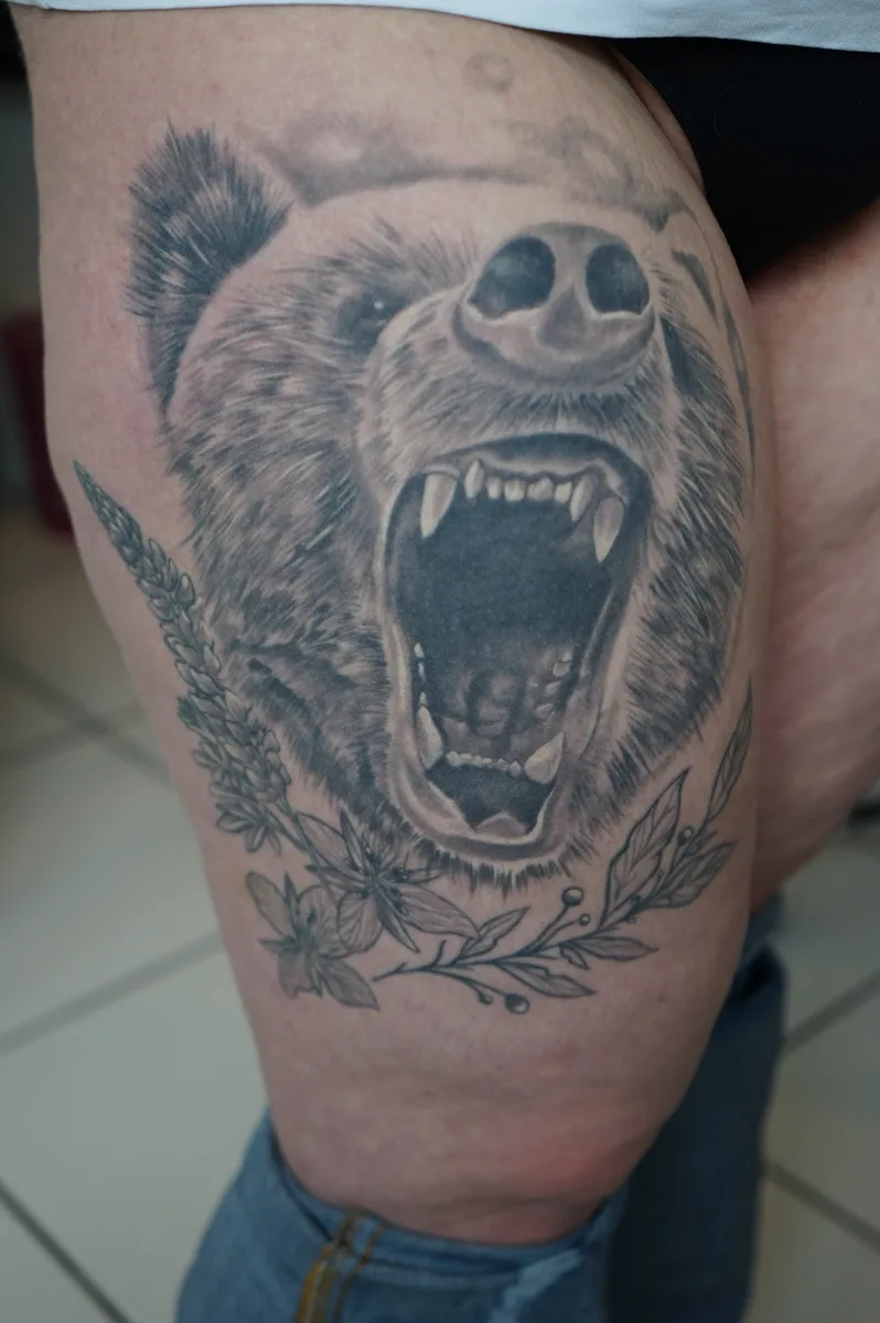 Realistisches Bären-Tattoo am Oberschenkel